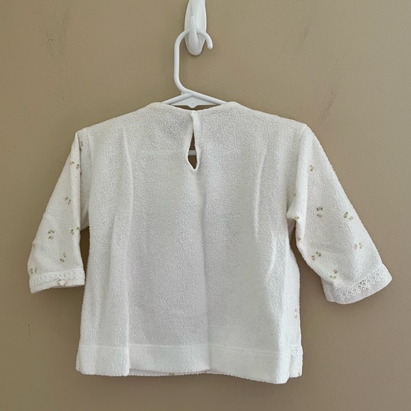 ◻️FELICITA: Girl size 0, white fuzzy pullover with floral accent, preowned◻️ - Picture 7 of 8